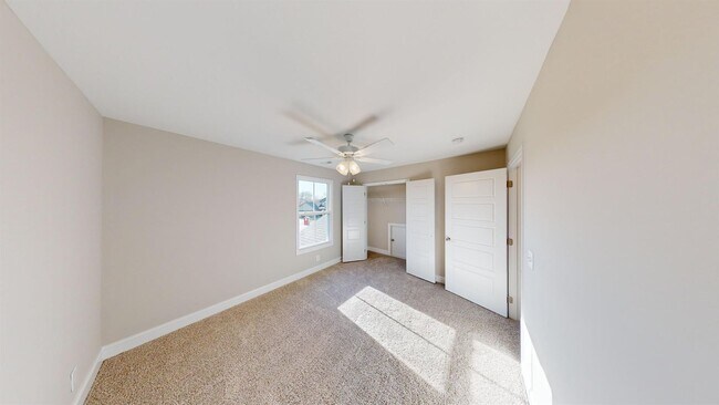 Building Photo - 3 bedrooms almost brand new house