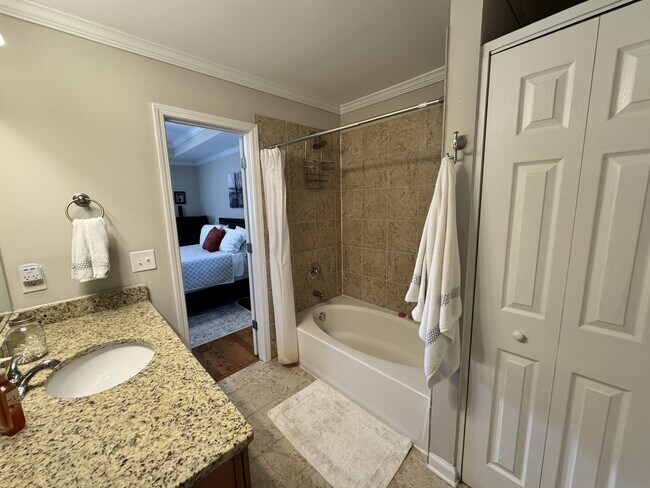 Building Photo - 2640 Varner Dr NE