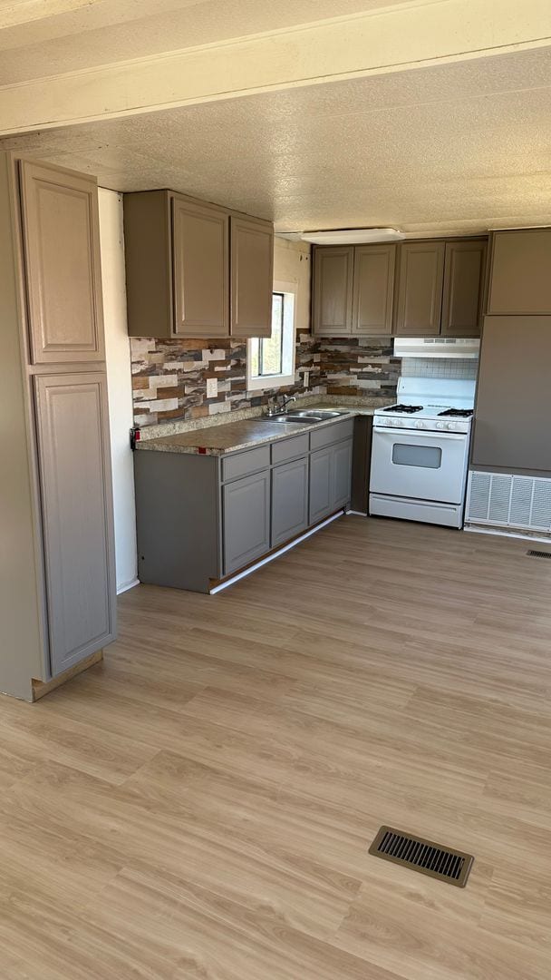 Building Photo - 2 Bedroom / 1 1/2 bathroom home in Perris