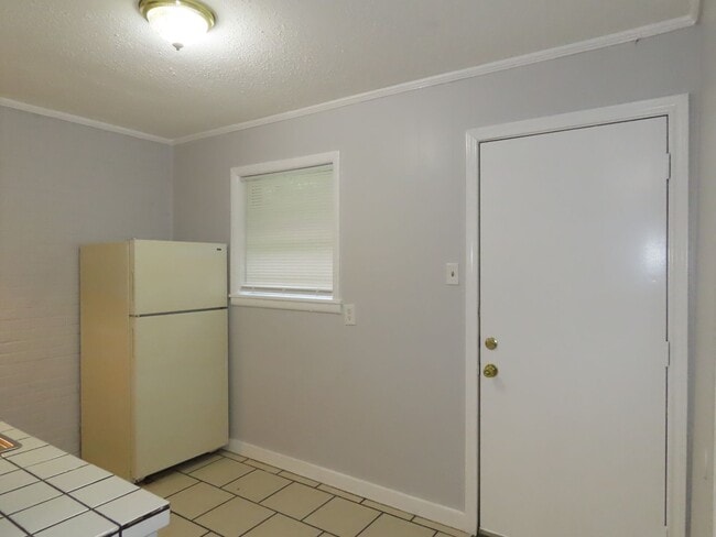 Building Photo - Cozy Two Bedroom One Bathroom  Apartment!