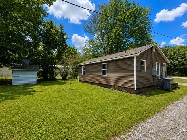 Building Photo - Remodeled 2/1 • Water Included • Commutable