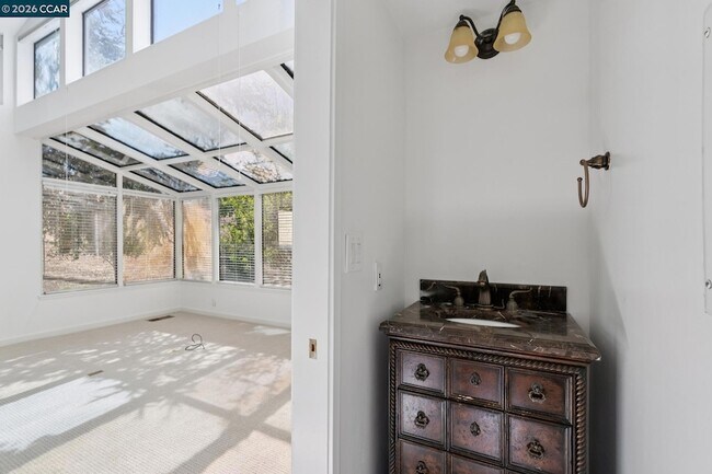 Building Photo - 660 La Casa Via
