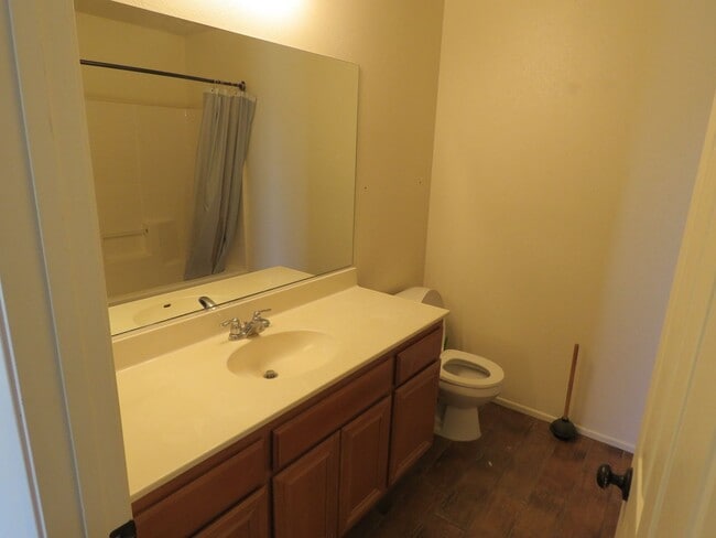 Building Photo - 5 Bedroom in quiet community!