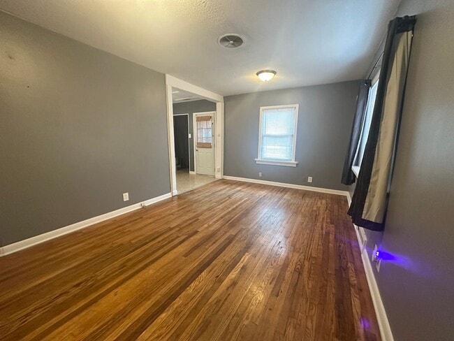 Building Photo - Charming 2 bedroom, 1 bath on a corner lot with large fenced backyard.