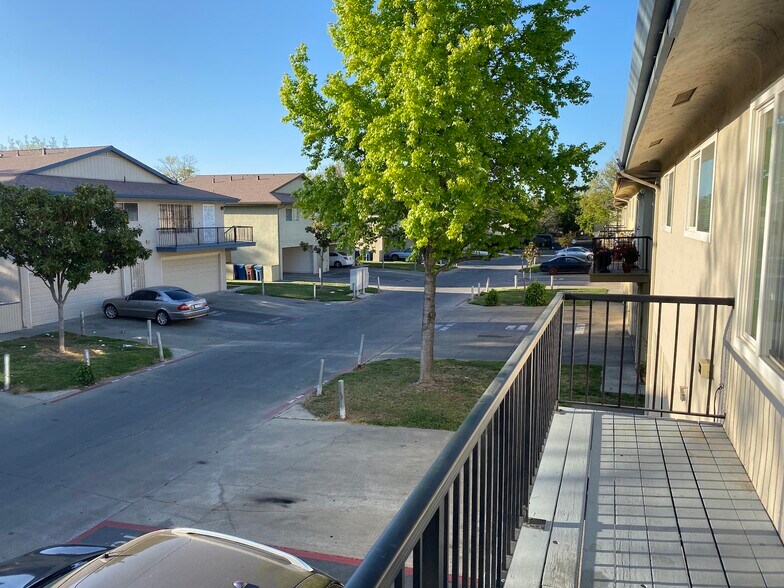 Building Photo - 2118 Peppertree Way