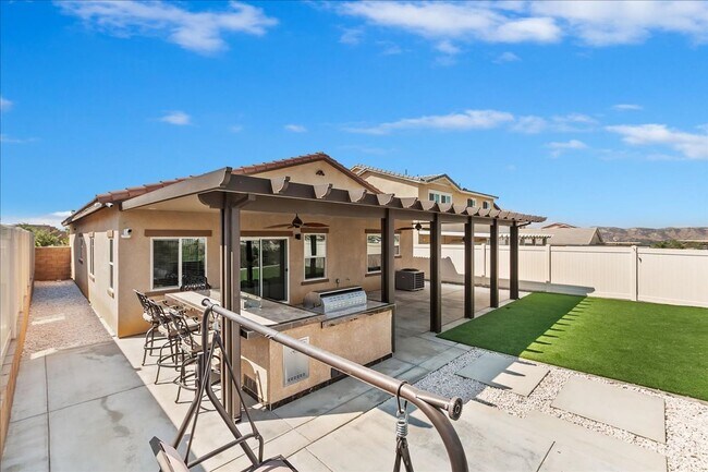 Building Photo - Charming 3-Bedroom Home on Golf Course in ...