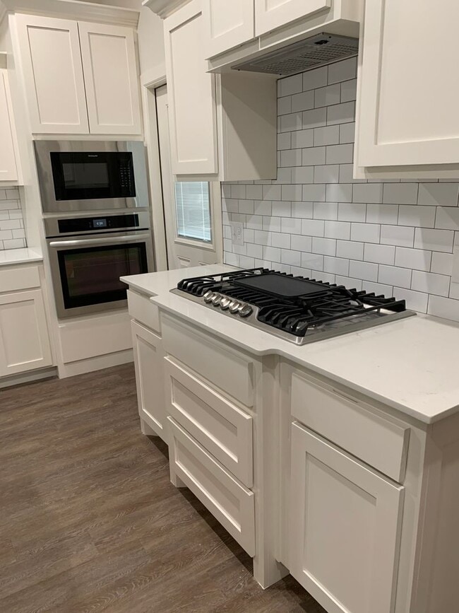 Building Photo - 3 bedroom, 2.5 bathroom, 2 car garage Gated Neighborhood