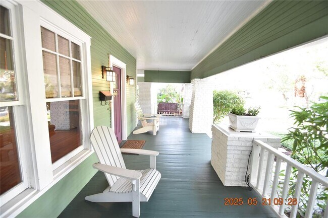 Building Photo - 810 S Packwood Ave