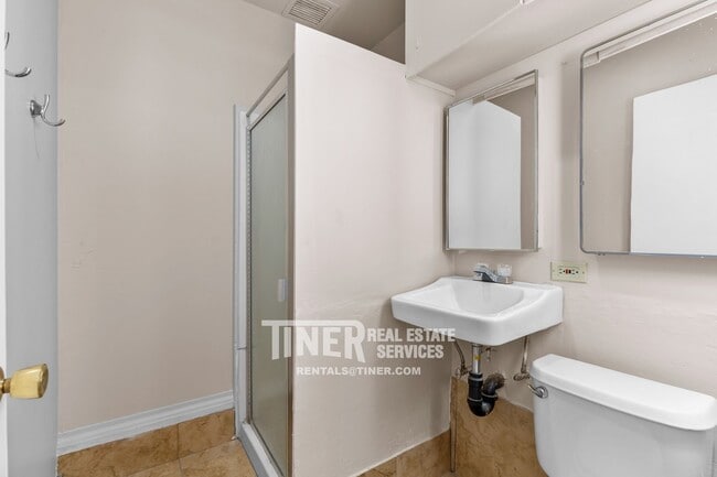 Building Photo - 2501 Laurence Ave