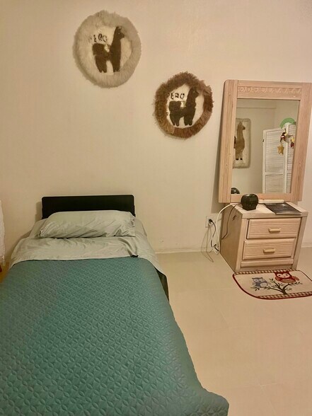 Main bedroom - 351 E Thomas Rd