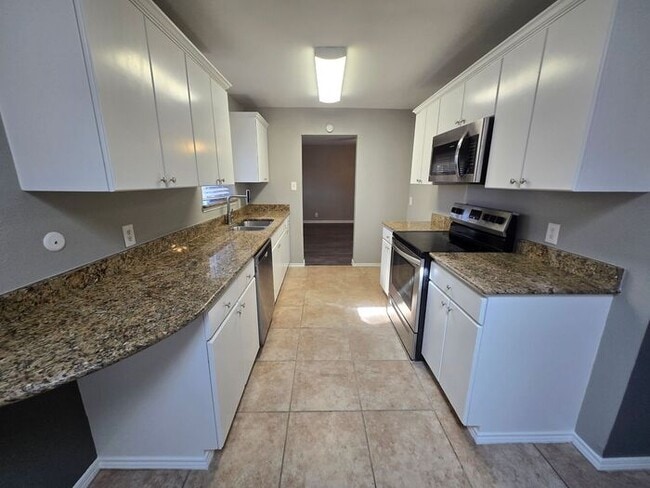 Building Photo - Spacious in Carrollton