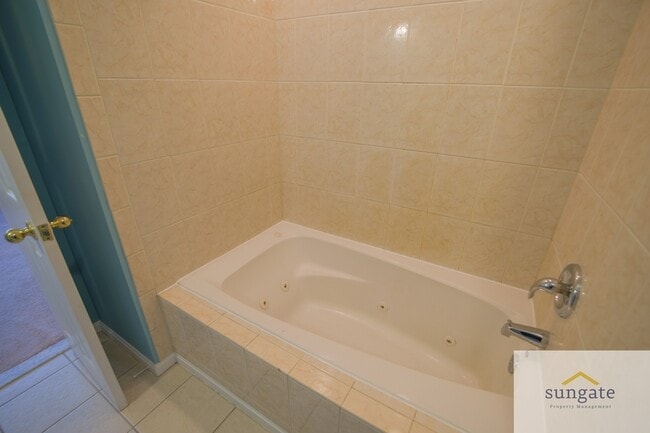 Building Photo - 615 S Glover St