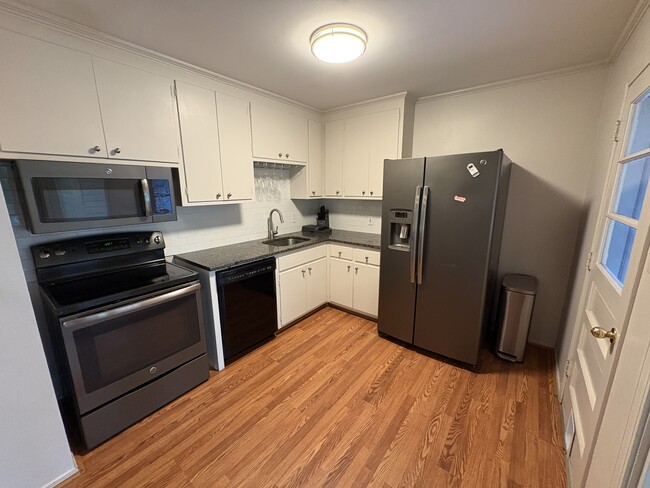 Building Photo - 811 Manhasset Rd