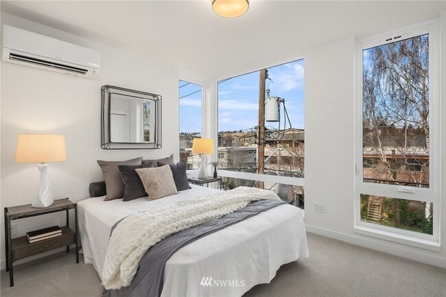 Building Photo - 2Bd/1.75Ba Seattle Townhouse