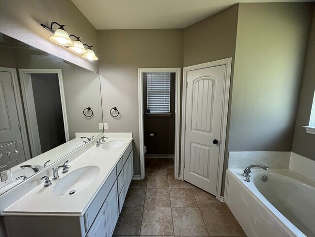 Master bath - 2615 Pine Crest Dr