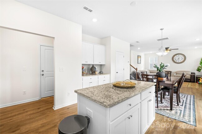 Building Photo - 1453 Harleston St