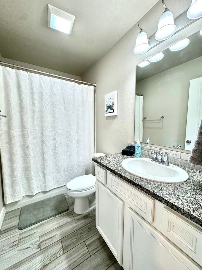 Building Photo - Furnished Rental 3 bed 2 bath Minimum of 30-day stay