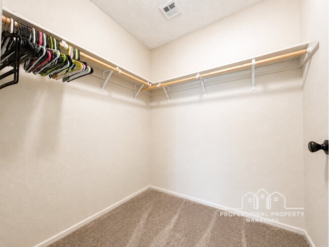 Building Photo - For Rent: 3-bedroom, 2-bathroom home in Desert Sky