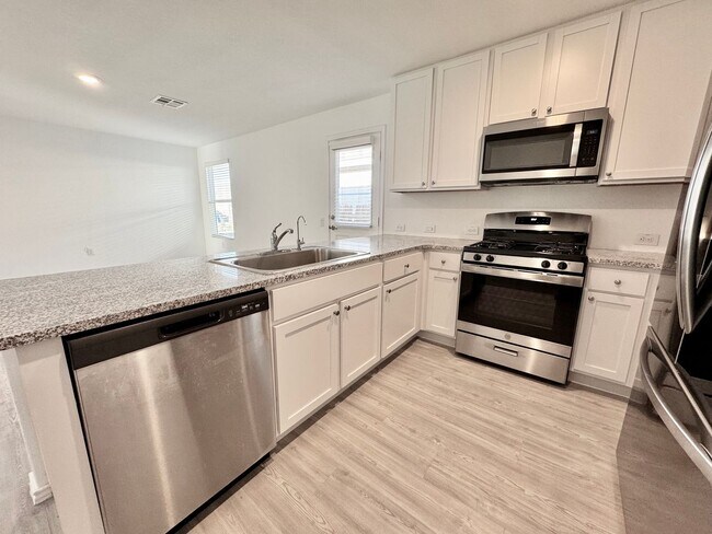 Building Photo - **APPLICATION RECEIVED** *MOVE IN SPECIAL* Charming 3/2 Home with Garage, Fenced Backyard & Commu...