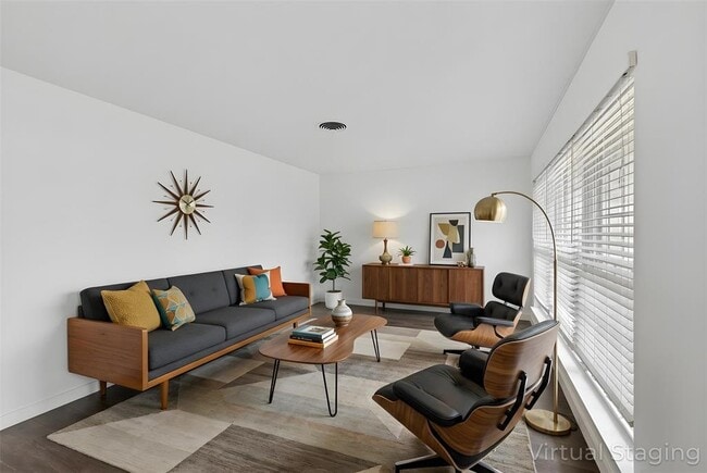 Building Photo - 2402 Little John Ln