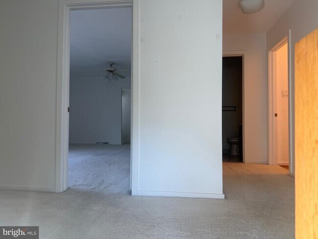 Building Photo - 14 Oak Knoll Dr