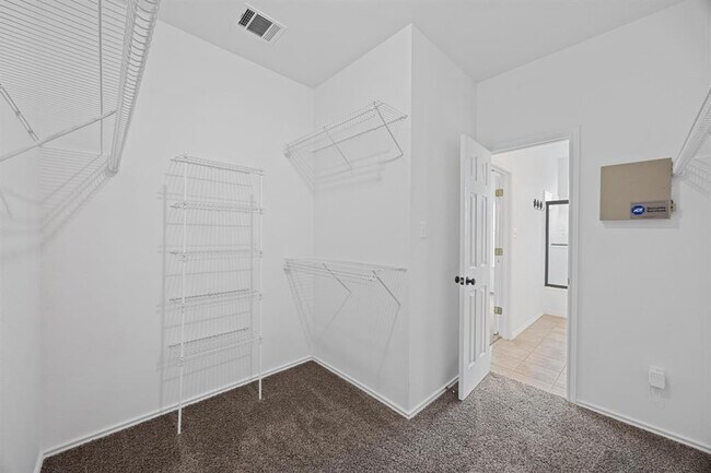 Building Photo - 914 N Creek Blvd