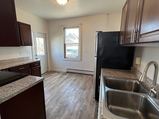 Building Photo - AVAILABLE JUNE - 4 Bed 1.5 Bath Home in Superior