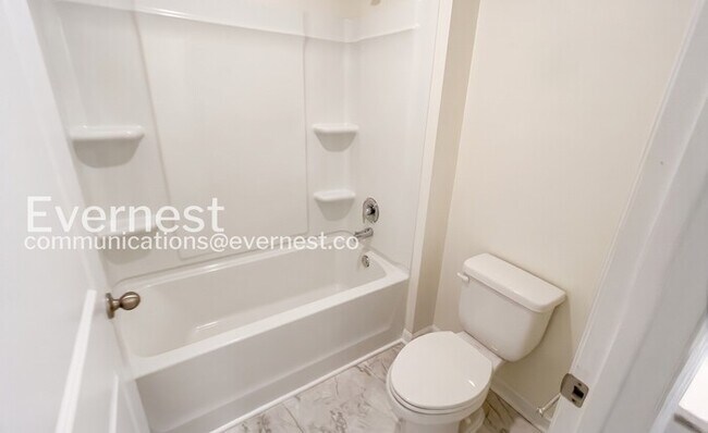 Building Photo - 5 Bed/5 Bath Home with 3 Car Garage / Pet-Friendly / Available Now!