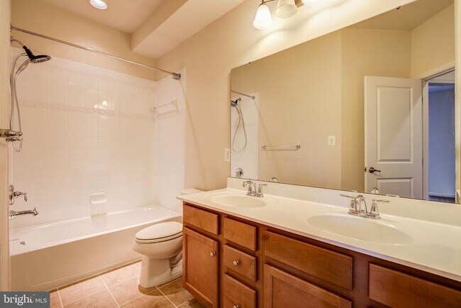 Building Photo - 426 Exchange Avenue