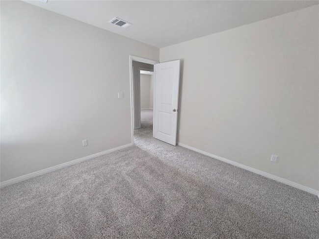 Building Photo - 220 Sun Grv Trl