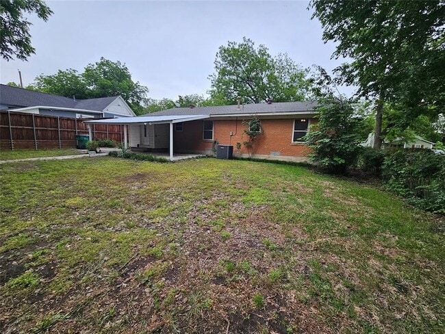 Building Photo - 804 S Cedar St