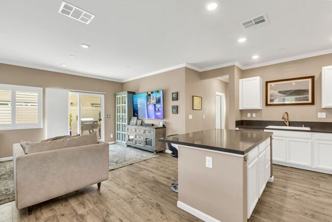 Building Photo - 4 bed / 3 bath | Upated Anatolia Home Avai...