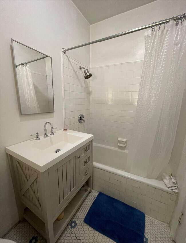 Building Photo - 177 S Sycamore Ave