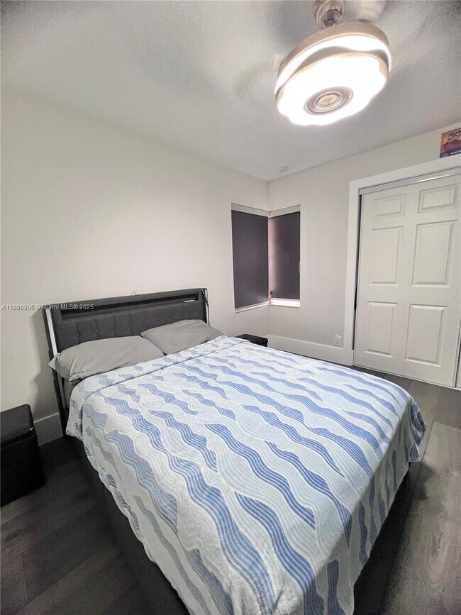 Building Photo - 1371 Bayview Cir