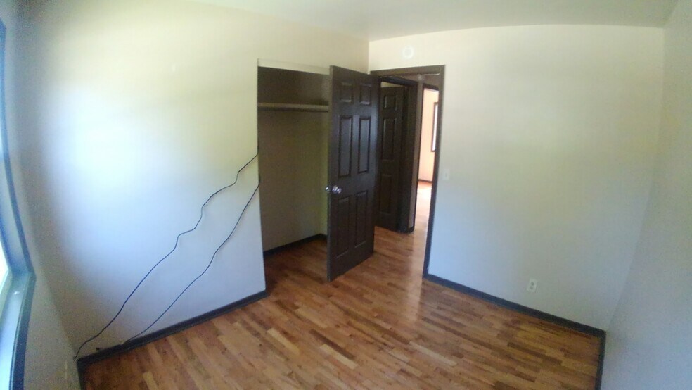 Smaller bedroom looking South - 1536 Linden St
