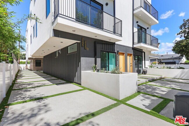 Building Photo - 2135 S Longwood Ave