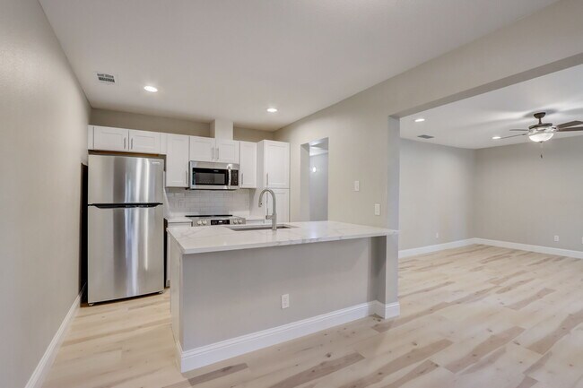 Building Photo - 5814 Sandhurst Ln