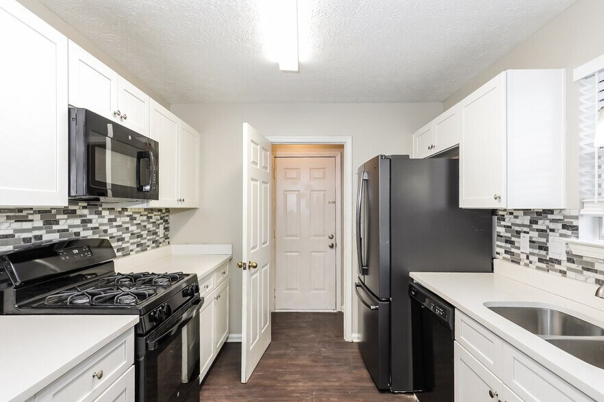 Building Photo - 454 Village Cir