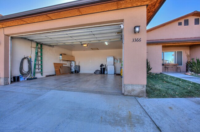 Building Photo - 3366 Oleander Ln
