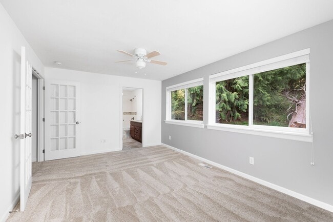 Building Photo - Beautiful 4 Bedroom 3 Bath Issaquah Home on Large Private Lot