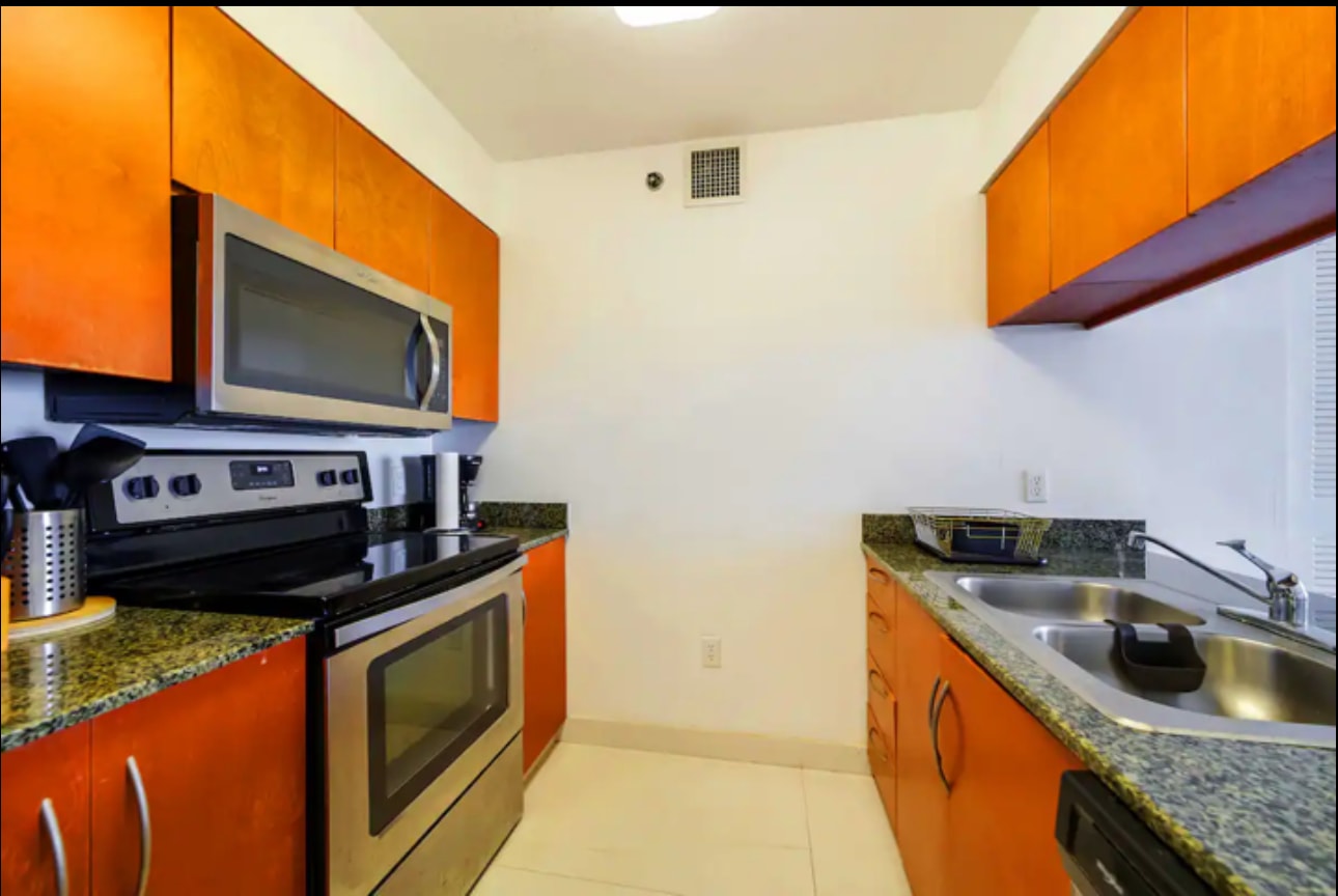 Building Photo - 1200 Brickell Bay Dr