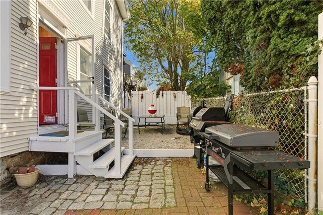 Building Photo - 13 Holland St