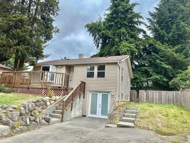 Building Photo - Charming 2-Bedroom, 2- bathroom Home with Bonus Space & Prime Shoreline Location