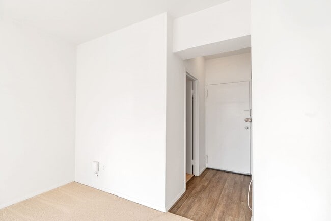 Building Photo - Sun-Filled, Top Floor L Shaped Studio In M...