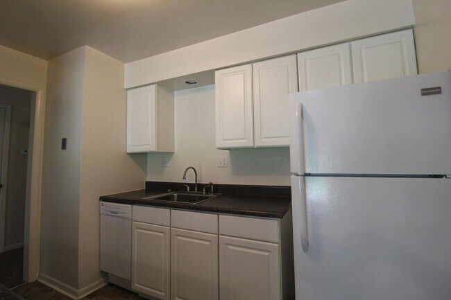Building Photo - 2 Bedroom 1 Bath Duplex in the Westport Area