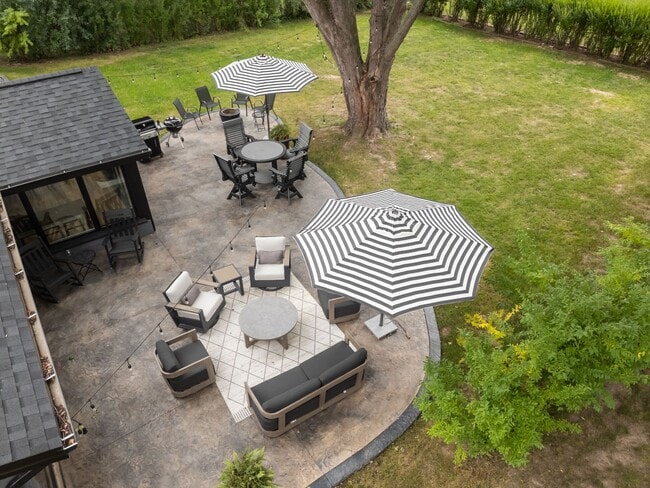 Building Photo - 1095 April Ln