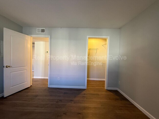 Building Photo - 1336 E Mountain View Rd