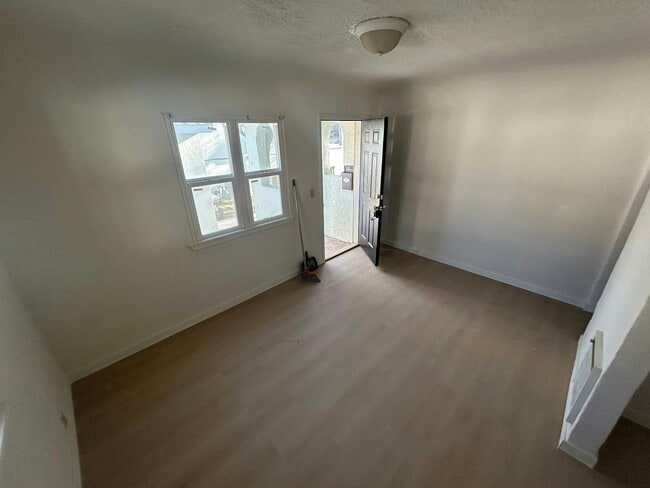 Building Photo - 418 W 13th St