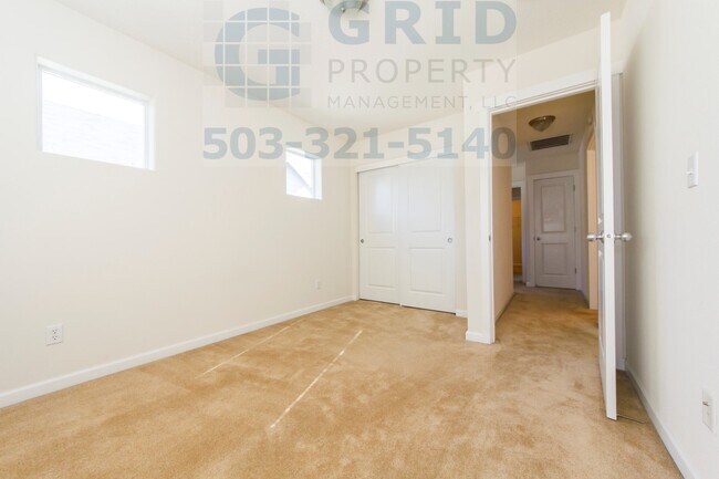 Building Photo - Beautiful 3BR Townhome