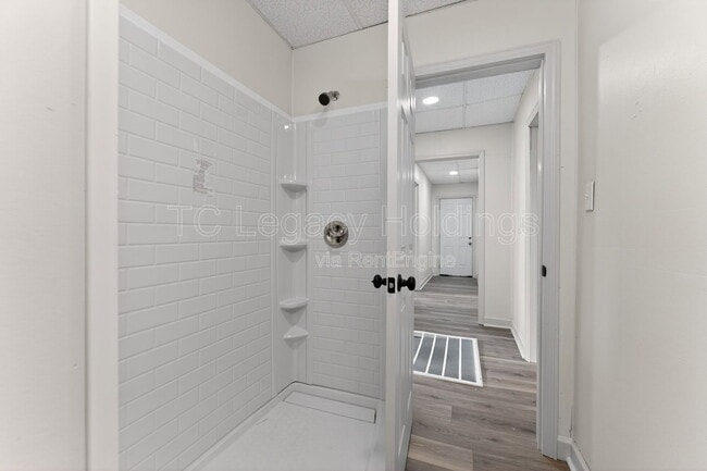 Building Photo - 604 Hart St